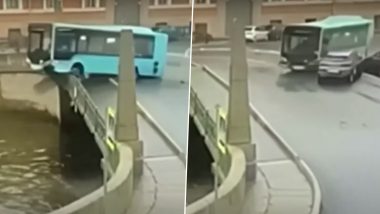 Russian Bus Accident Video: रूस के सेंट पीटर्सबर्ग में बड़ा हादसा, यात्रियों से भारी बस पुल की रेलिंग तोड़ते हुए नदी में गिरी, 7 की मौत