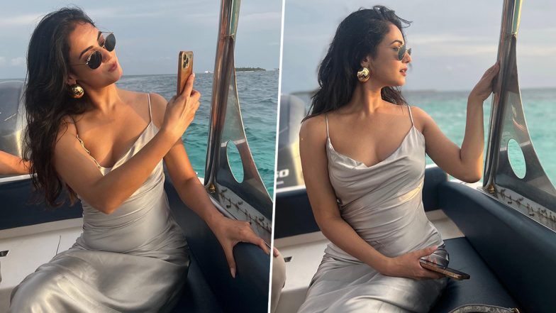 Jannat एक्ट्रेस Sonal Chauhan ने सिजलिंग आउटफिट में शेयर की स्टनिंग तस्वीरें, एक्ट्रेस की हॉटनेस ने बढ़ाया तापमान (View Pics)