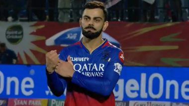 Virat Kohli Spotted Showing Biceps: पंजाब किंग्स के खिलाफ मैच में सर्वाधिक छक्के लगाने की अवार्ड जीतने के बाद विराट कोहली ने दिखाई अपनी बाइसेप्स, देखें फोटो