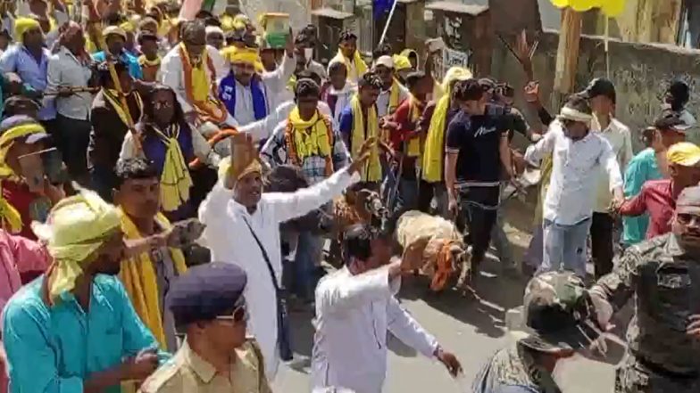 West Bengal: पुरुलिया में भैंस पर सवार होकर नामांकन करने पहुंचे प्रत्याशी; Watch Video