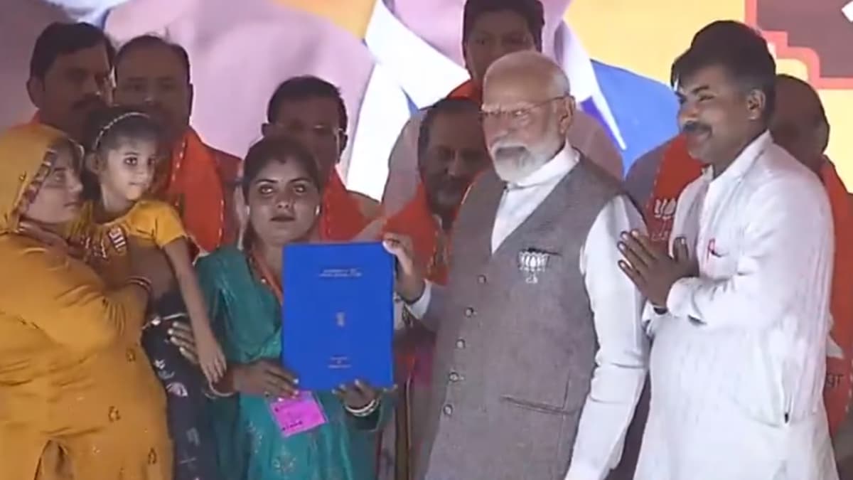 PM Modi Met Pakistani Refugees: दिल्ली में CAA द्वारा भारतीय नागरिकता प्राप्त पाकिस्तानी शरणार्थियों से मिले पीएम मोदी