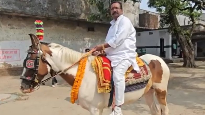 Uttar Pradesh: गजब! उत्तरप्रदेश के कुशीनगर में एक शख्स घोड़े पर मतदान करने पहुंचा; कहा - मतदान के  जागरूकता के लिए आया हूं ( Watch Video )