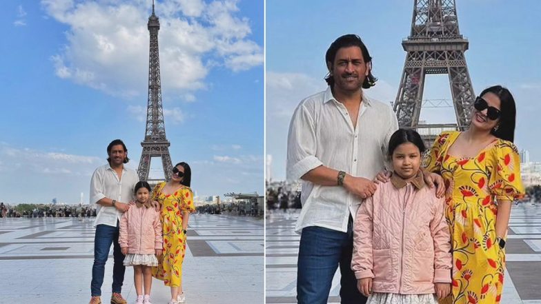 MS Dhoni Poses in Front of Eiffel Tower: एमएस धोनी ने पत्नी साक्षी और बेटी जीवा के साथ एफिल टॉवर के सामने प्यारी पारिवारिक तस्वीर खिंचवाई, देखें पोस्ट