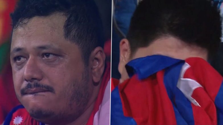 Nepal Fan Spotted Crying: टी20 वर्ल्ड कप में दक्षिण अफ्रीका से एक रन से हारने के बाद नेपाल का एक फैन स्टैंड में रोता देखा गया, तस्वीर हुई वायरल
