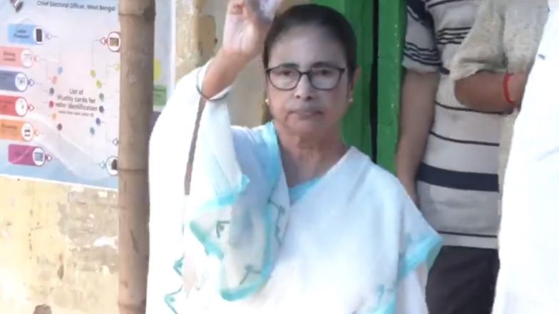 CM Mamta Benerjee: आखरी चरण के मतदान में कई दिग्गजों ने डाला वोट, कोलकाता में सीएम ममता बनर्जी ने भी किया मतदान -( Watch Video )