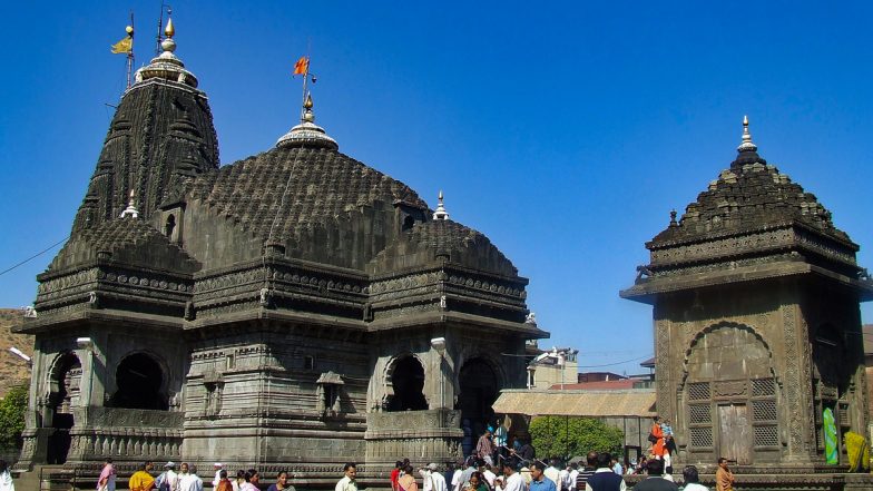 Nashik Trimbakeshwar Temple: त्र्यंबकेश्वर मंदिर में दर्शन के लिए आए श्रद्धालुओं के साथ सुरक्षा गार्डों ने की धक्का-मुक्की और मारपीट, कलेक्टर ने लिया बड़ा निर्णय