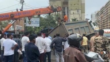 Mumbai Truck Overturns: मुंबई में बड़ा हादसा टला, बोरीवली में सड़क धंसने से ट्रक पलटा, बाल-बाल बचे लोग-VIDEO