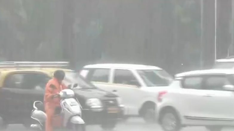 Heavy Rain In Mumbai: मुंबई और आसपास के क्षेत्रों में कई जगहों पर जोरदार बारिश, मौसम में फैली ठंडक-Video
