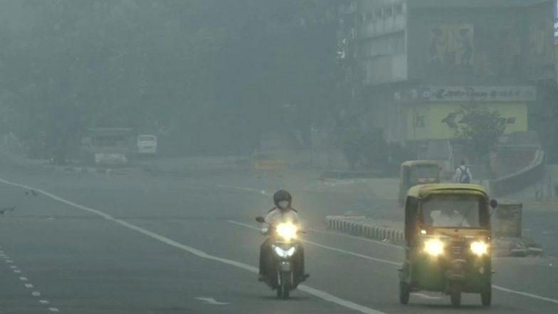 Delhi Air Pollution: एनसीआर में छाई स्मॉग की चादर, पारे में आई गिरावट, दिल्ली में औसत एक्यूआई 349