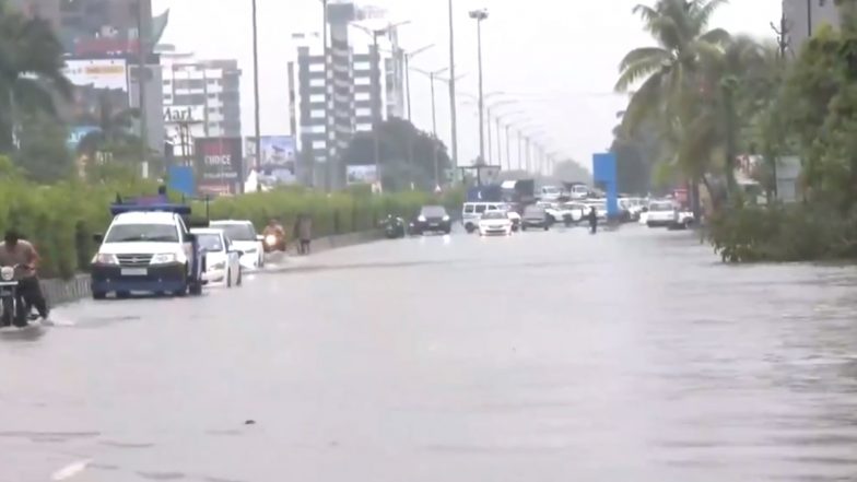 Heavy Rain In Surat: भारी बारिश के कारण सड़कों पर जलभराव, सूरत शहर में चारों तरफ दिखाई दे रहा है पानी-Video