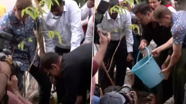 Akshay Kumar Plants Trees in Mumbai: मुंबई में अक्षय कुमार ने अपने दिवंगत माता-पिता की याद में लगाए पौधे, लोगों से भी वृक्षारोपण की अपील की- देखें वीडियो