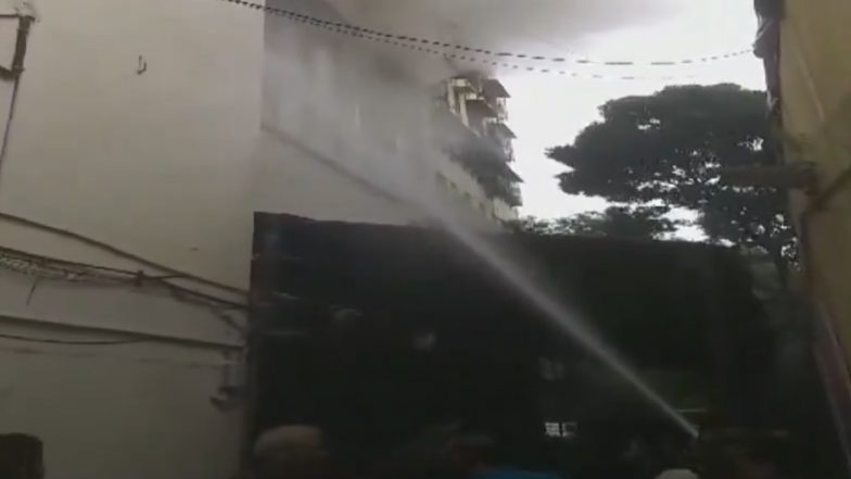 Mumbai Fire Video: ठाणे के गोखले मार्ग पर स्थित अर्जुन टॉवर में लगी भीषड़ आग, मौके पर पहुंचीं दमकल की गाड़ियां- Video