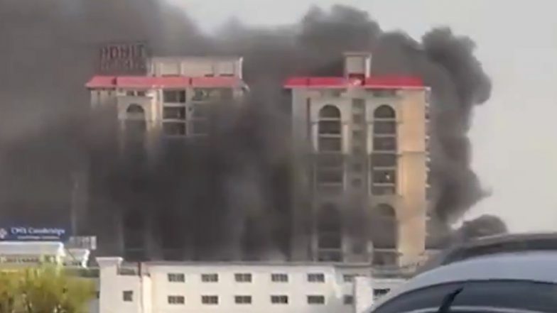 Fire In Lucknow: लखनऊ की रोहित हाइट्स बिल्डिंग के पास की झुग्गियों में लगी भीषण आग, काबू करने के लिए फायर ब्रिगेड और अधिकारी मौके पर मौजूद-Video