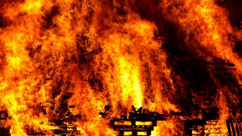 Kolkata Fire Breaks: कोलकाता में लकड़ी की दुकान में भीषण आग, कोई हताहत नहीं