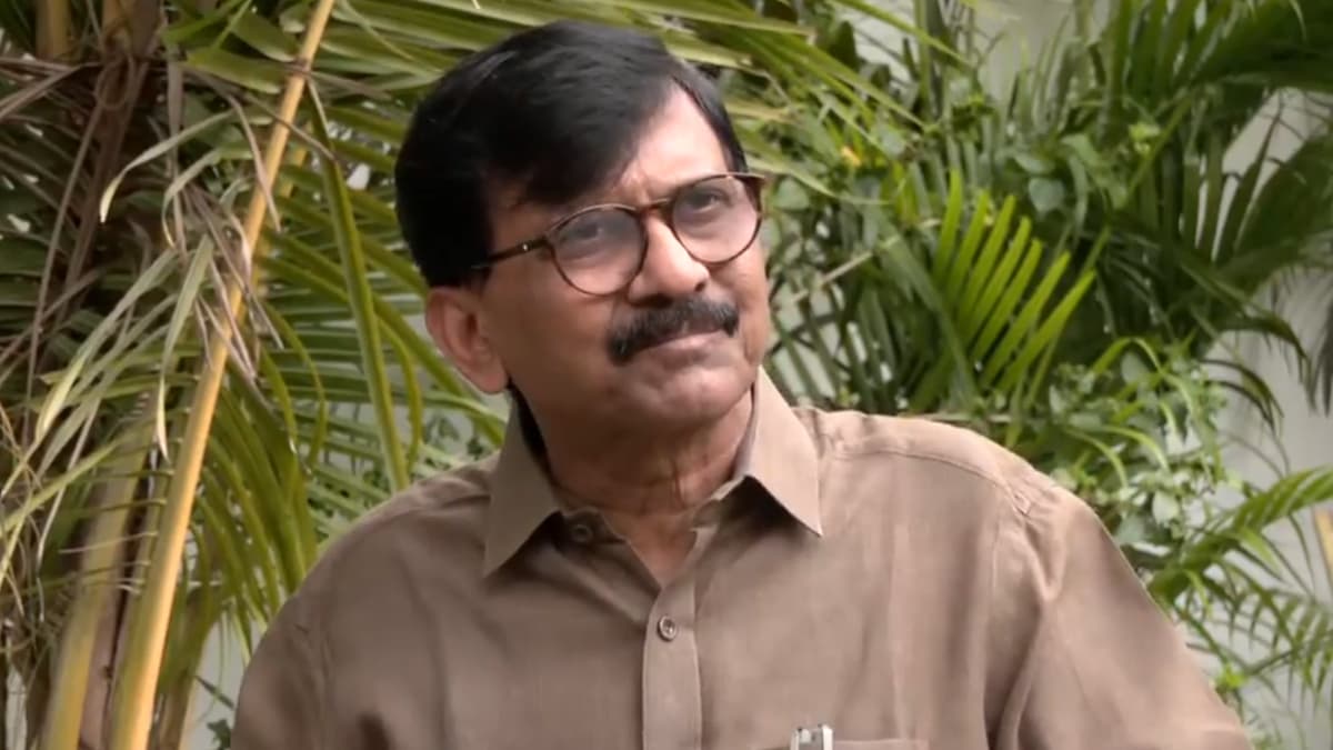 रेल मंत्री बुलेट ट्रेन में व्यस्त हैं, मुंबई के यात्रियों की अनदेखी की जा रही है: संजय राउत