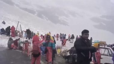 Snowfall In Himachal Pradesh: हिमाचल प्रदेश के कुल्लू के रोहतांग दर्रे में जमकर हो रही बर्फ़बारी, पर्यटकों ने उठाया लुत्फ़-Video