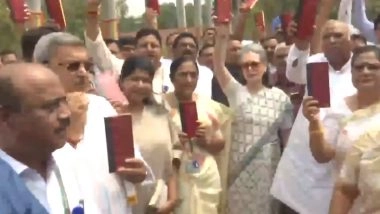 Opposition Protest Outside Parliament: लोकसभा सत्र के पहले ही दिन विपक्ष ने किया प्रदर्शन, इंडिया गठबंधन के नेताओं ने हाथों में संविधान लेकर किया संसद परिसर में विरोध-Video