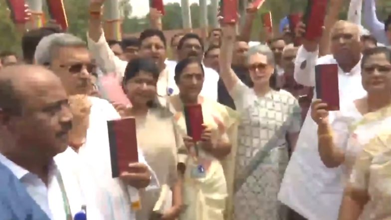 Opposition Protest Outside Parliament: लोकसभा सत्र के पहले ही दिन विपक्ष ने किया प्रदर्शन, इंडिया गठबंधन के नेताओं ने हाथों में संविधान लेकर किया संसद परिसर में विरोध-Video