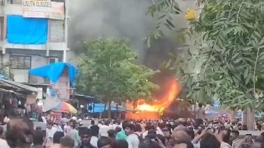 Maharashtra Fire Video: भयंदर में फुटवियर स्टोर में लगी भीषण आग, मौके पर पहुंची फायर ब्रिगेड, देखें वीडियो