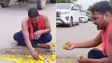 Pandharpur: क्या आपने देखी है कभी सड़क के गड्डों की पूजा, परेशान युवक ने फूलों और मंत्र बोलकर की पूजा, पंढरपुर में सड़कों की हालत से लोगों में नाराजगी-Video