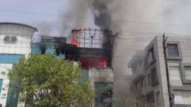 Noida Fire Video: नोएडा में AC ब्लास्ट से IT कंपनी की बिल्डिंग में लगी आग, हादसे का वीडियो आया सामने