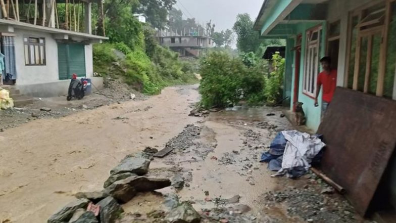 भारी बारिश और भूस्खलन के कारण सिक्किम के लाचुंग में 1,200 से अधिक पर्यटक फंसे