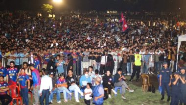 Cricket Craze In Nepal: नेपाल में क्रिकेट के प्रति पागलपन! काठमांडू में टी20 विश्व कप मैच की लाइव स्क्रीनिंग देखने भारी संख्या में फैंस इक्कठा, देखें तस्वीरें