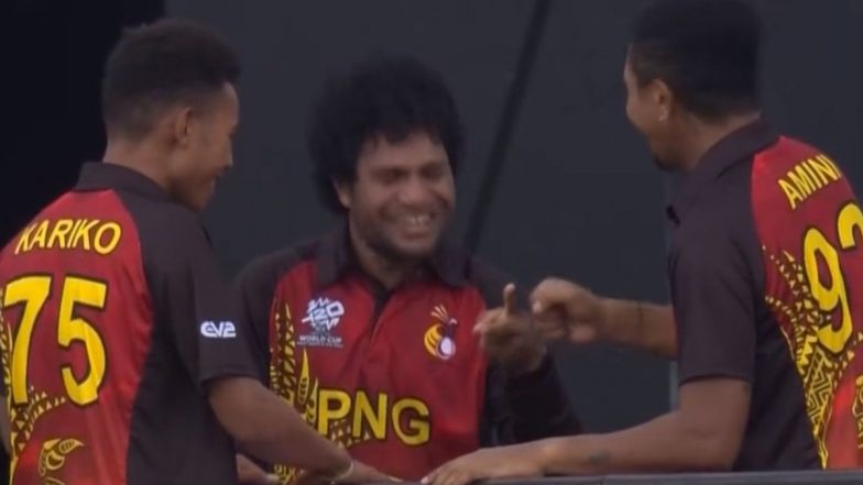 PNG Players Play Rock, Paper, Scissors: न्यूज़ीलैंड के खिलाफ मैच में बारिश ने डाला बाधा, तो रॉक, पेपर, सीजर खेलने लगे पापुआ न्यू गिनी के खिलाड़ी, देखें वीडियो