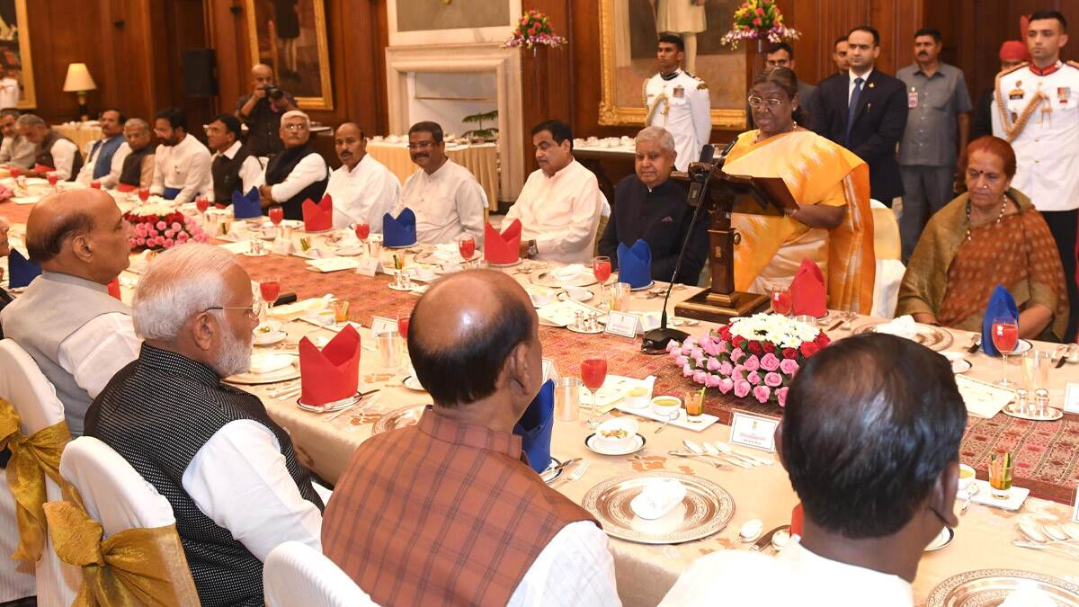 President Droupadi Murmu Dinner: राष्ट्रपति मुर्मू ने पीएम मोदी समेत मंत्रियों के लिए रात्रिभोज का किया आयोजन, लोकसभा अध्यक्ष ओम बिरला भी हुए शामिल (View Pics)