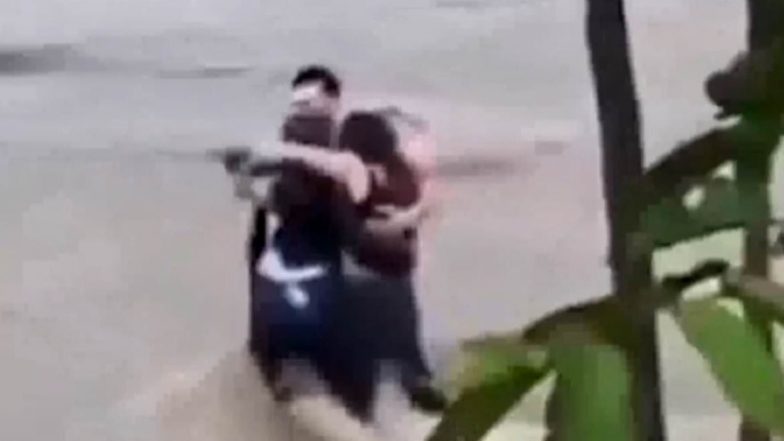 Deadly Floods in Italy: दोस्ती का मिशाल!&nbsp;इटली में आई जानलेवा बाढ़ में&nbsp;बहने से ठीक&nbsp;पहले गले मिलते दिखें तीन यार,&nbsp;देखें वायरल वीडियो