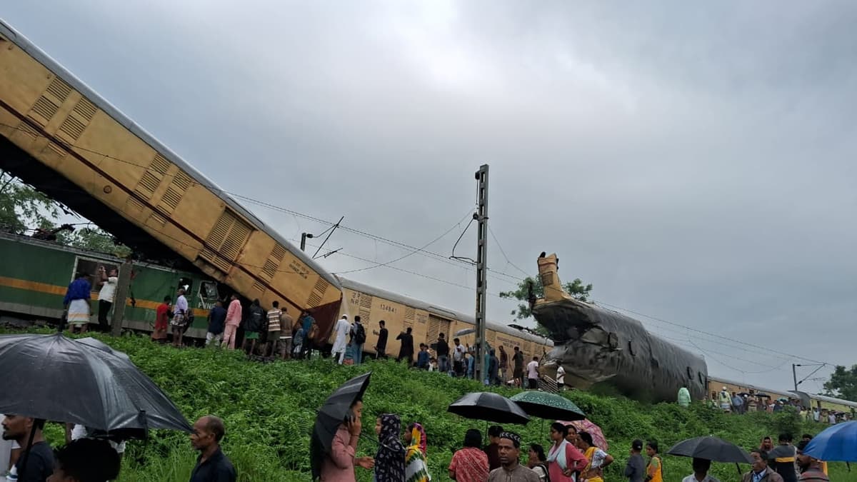 Kanchanjunga Express Accident: कंचनजंगा एक्सप्रेस हादसे में 15 की मौत, घटनास्थल पर दिखा भयावह मंजर
