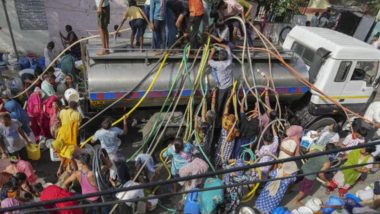 Delhi Water Crisis: टैंकर दिखते ही होने लगती है मारामारी, दिल्ली के कई इलाकों में पानी की भारी किल्लत | Video