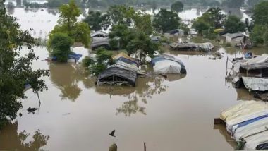 Hardoi Flood: हरदोई में बाढ़ के पानी के बीच युवक ने बनाई रील, पाइप के सहारे पार की टूटी सड़क