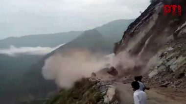 Landslide Video: हिमाचल प्रदेश के नाहन में भारी बारिश के चलते भूस्खलन, सड़क पर गिरा मलबा, देखें वीडियो!