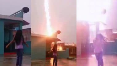 Lightning Strike Video: छूकर निकल गई मौत! बारिश में रील बना रही थी लड़की, तभी आसमान से गिरी बिजली, देखें भयानक वीडियो!