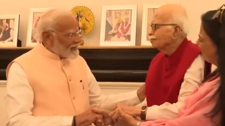 NDA संसदीय दल का नेता चुने जाने के बाद लालकृष्ण आडवाणी से मिले मोदी (Watch Video)