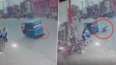 Accident Caught on Camera in UP: ई-रिक्शा ने बाइक सवार को मारी टक्कर, कई मीटर तक घसीटा; वीडियो आया सामने