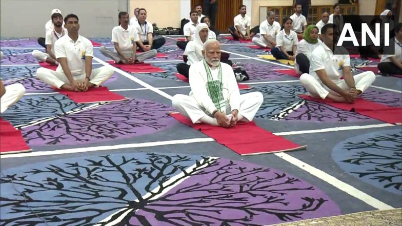 International Yoga Day: पीएम मोदी ने श्रीनगर में हजारों लोगों के साथ किया योग