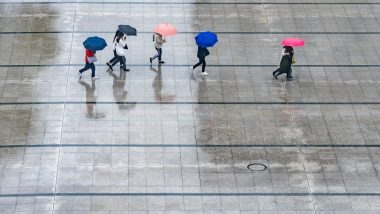 Himachal Pradesh Rain: टेबल कुर्सियों के नीचे से बह रहा था पानी, लेकिन नहीं रुका लोगों का काम, ऊना तहसील ऑफिस परिसर का नजारा-Video