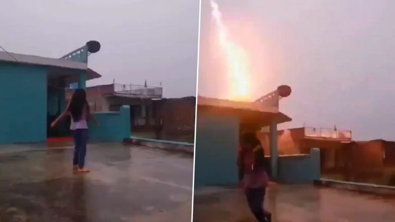 Viral Video: रिमझिम बारिश में छत पर डांस करके रील बना रही थी लड़की, अचानक आसमान से गिरी बिजली और फिर...
