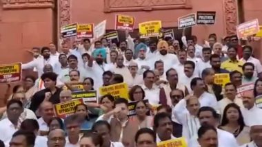 Opposition MPs Protest: विपक्षी सांसदों ने संसद भवन के गेट पर किया प्रदर्शन, केंद्र सरकार पर लगाया जांच एजेंसी के गलत इस्तेमाल का आरोप (Watch Video)