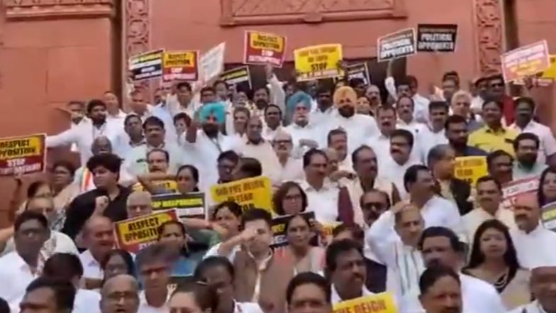Opposition MPs Protest: विपक्षी सांसदों ने संसद भवन के गेट पर किया प्रदर्शन, केंद्र सरकार पर लगाया जांच एजेंसी के गलत इस्तेमाल का आरोप (Watch Video)