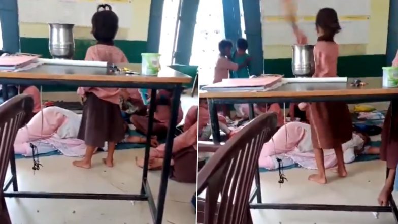Aligarh Viral Video: स्कुल में मजे से सो रही है टीचर और छोटे बच्चे दे रहे है उसको हवा, उत्तरप्रदेश अलीगढ के गोकुलपुर गांव का वीडियो वायरल