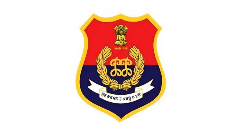Arms Smuggling Gang: अमृतसर पुलिस की बड़ी कार्रवाई,  हथियार तस्करी करने वाले गिरोह का भंडाफोड़ कर 8 को दबोचा