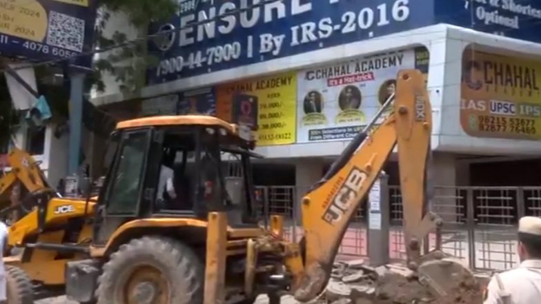 Delhi RAU&rsquo;s IAS Centre Flooding: राव कोचिंग सेंटर के अवैध निर्माण पर चला बुलडोजर? ओल्ड राजेंद्र नगर में दिल्ली पुलिस की बड़ी कार्रवाई- VIDEO