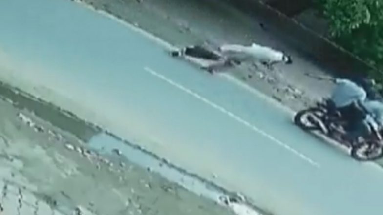 Chain Snatching In Ghaziabad: दिनदहाड़े महिला के गले से बाइकसवार बदमाशों ने छीनी चेन, गाजियाबाद का वीडियो हुआ वायरल-Video