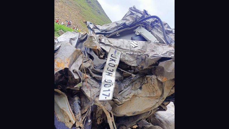 Jammu-Kashmir Accident: जम्मू-कश्मीर के अनंतनाग में भीषण सड़क हादसा! एक ही परिवार के आठ लोगों की हुई मौत-Video