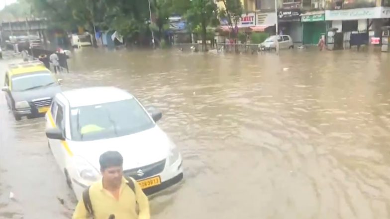 Heavy Rainfall In Mumbai: मुंबई में भारी बारिश के कारण स्कूल जानेवाले बच्चे हुए परेशान, सड़कों पर जलभराव के कारण चलना भी मुश्किल-Video