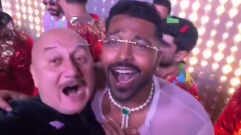 Hardik Pandya Dances With Anupam Kher:&nbsp;अनंत-राधिका की शादी में टीम इंडिया के ऑलराउंडर हार्दिक पांड्या&nbsp;ने&nbsp;अनुपम खेर के साथ किया डांस, देखें वीडियो