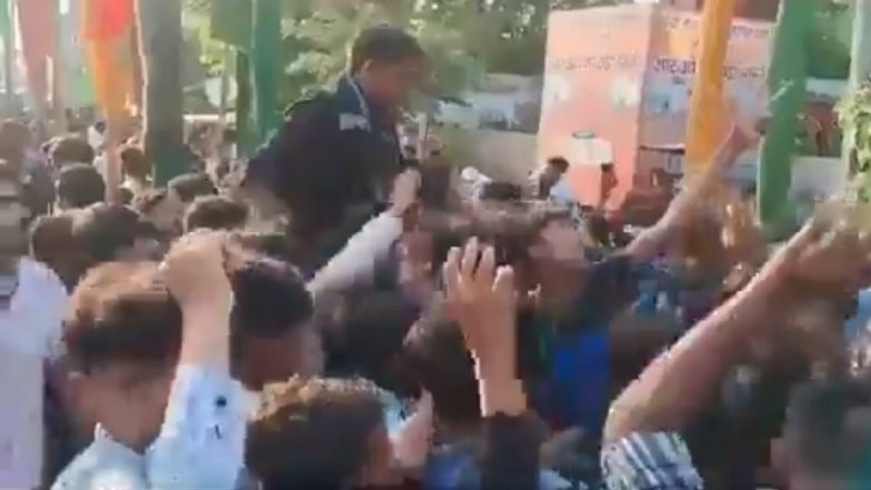 VIDEO: हिंदुस्तान में रहना है तो 'या हुसैन' कहना है; अमेठी में मुहर्रम जुलूस के दौरान लगाए गए आपत्तिजनक नारे